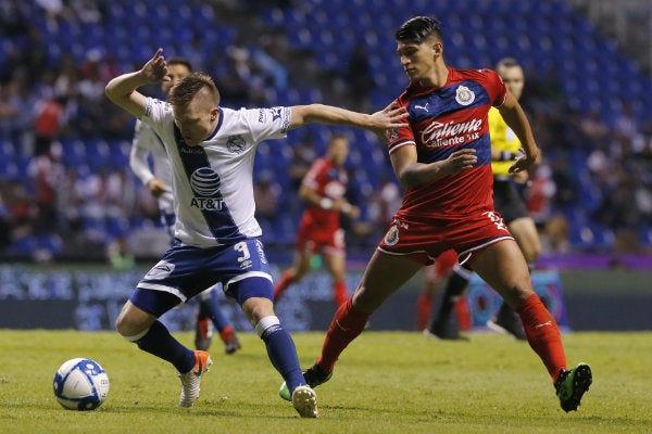 Alan Pulido en el partido ante Puebla