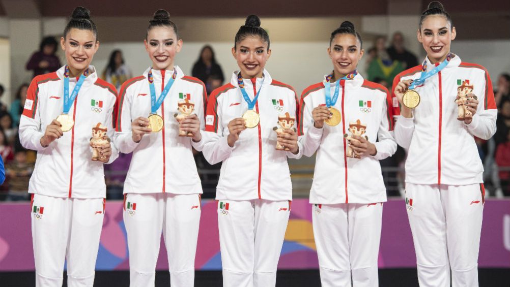 Karen Villanueva, Ana Galindo, Mildred Maldonado, Adriana Hernández y Britany Sainz con la medalla de oro 