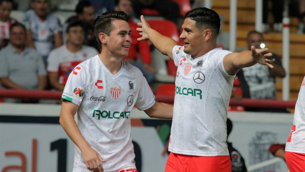 Jugadores de Necaxa celebran un gol