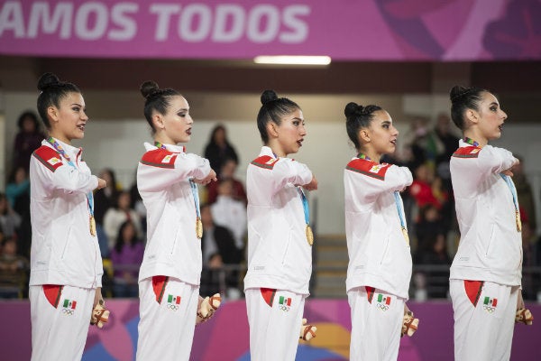 Las atletas mexicanas entonando el Himno Nacional Mexicano