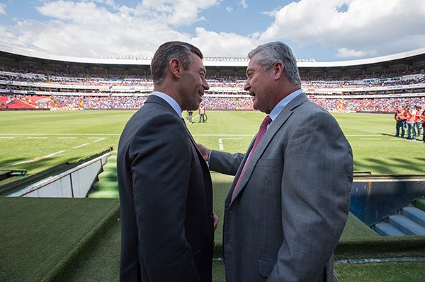 Pedro Caixinha y su saludo con Vucetich