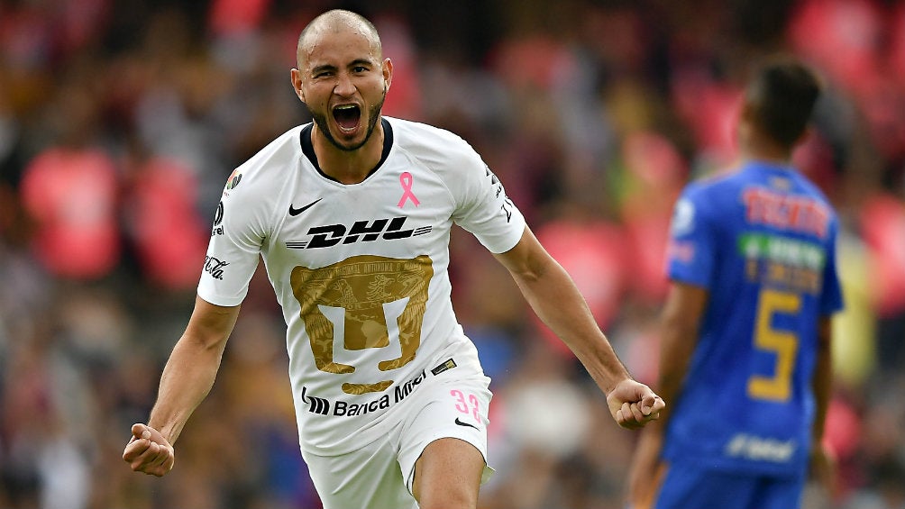 Carlos González festejando un gol vs Tigres 