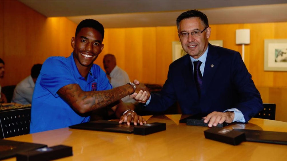 Junior Firpo firma su contrato con Barcelona