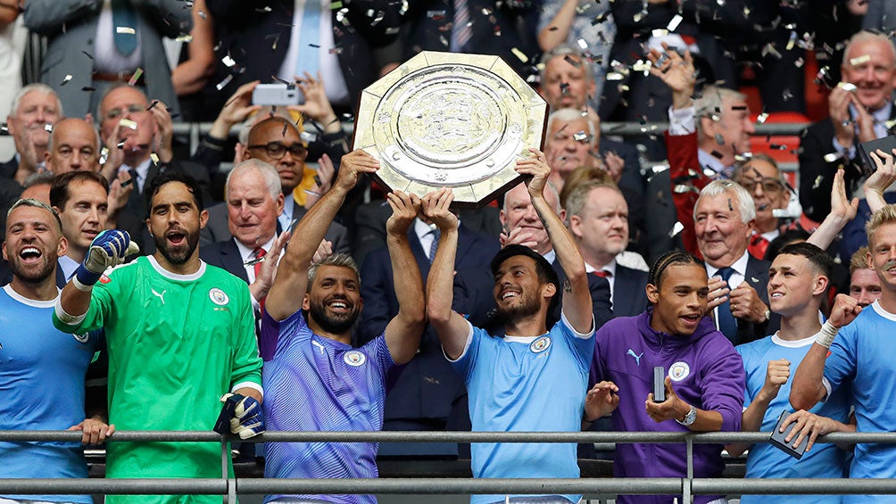 Kun Agüero y David Silva levantan el título de la Community Shield