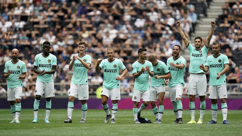 Jugadores del Inter celebran el triunfo vs Tottenham