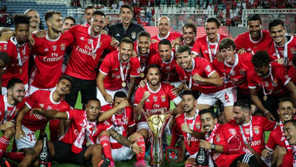 Jugadores del Benfica tras obtener la Supercopa de Portugal