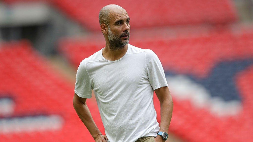 Josep Guardiola atento durante la Community Shield