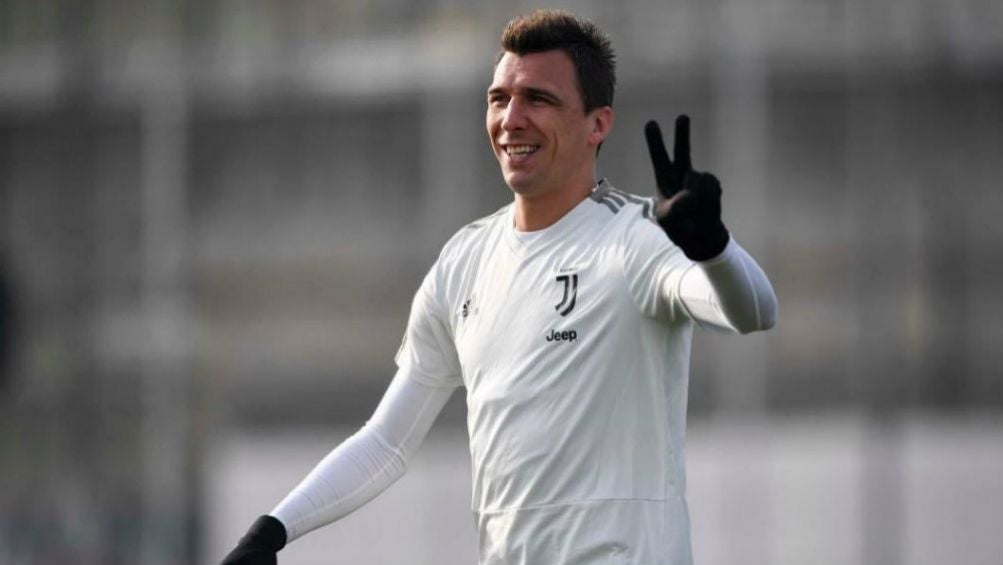 Mandzukic saluda en un entrenamiento de la Juventus