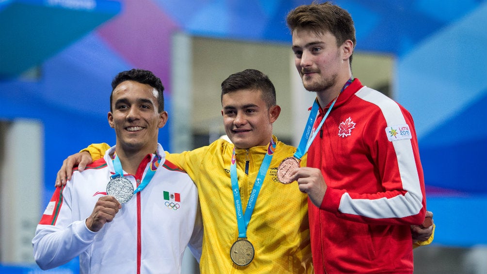 Competidores presumen sus medallas