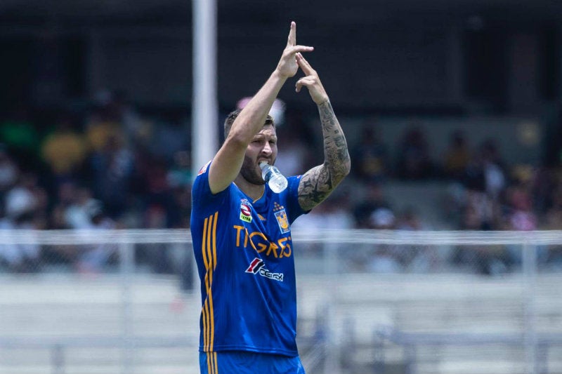 Festejo de André-Pierre Gignac tras marcarle a Pumas