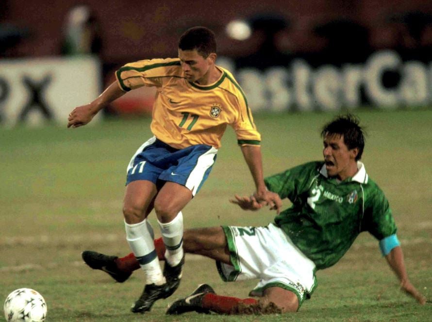 Claudio Suárez se barre ante su rival en la Copa Confederaciones de 1999