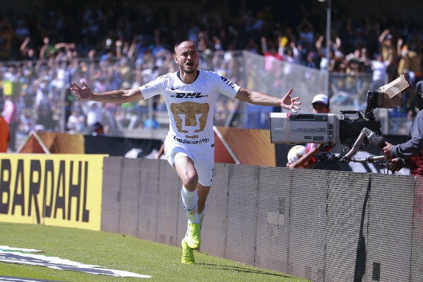 Carlos González festejando un gol vs Tigres 