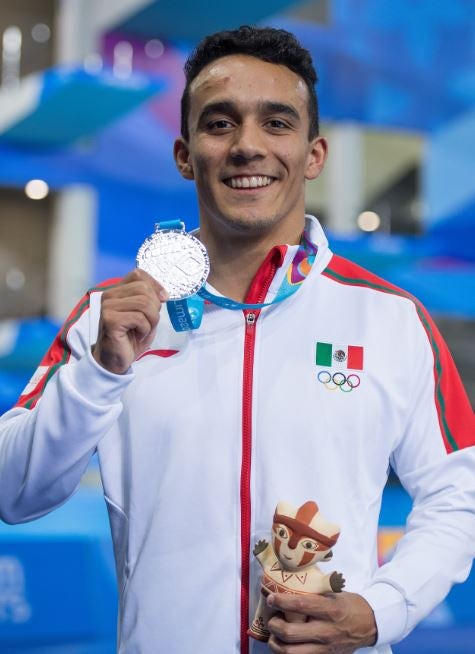  Juan Celaya presume su medalla de Plata