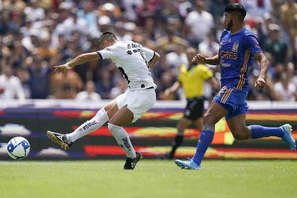 Pablo Barrera falla una opción de gol