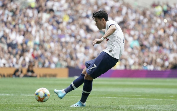 Heung-Min Son cobra un penal