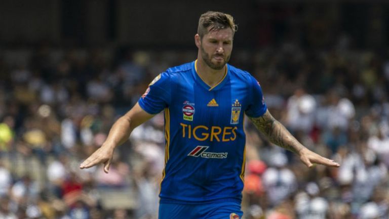 André-Pierre Gignac festeja su gol vs Pumas en el A2019 