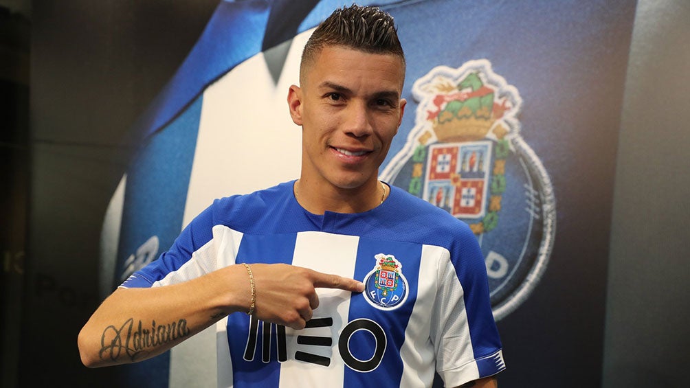 Mateus Uribe posa con el jersey del Porto