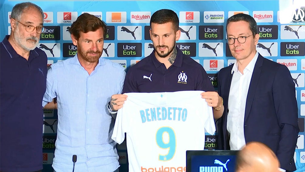 Daró Benedetto posa con su jersey del Marsella