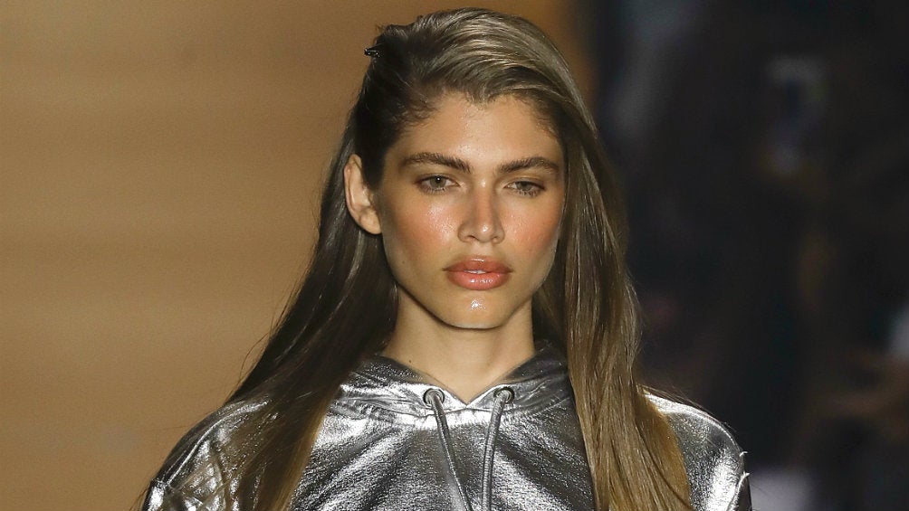 Valentina Sampaio durante un desfile de modas