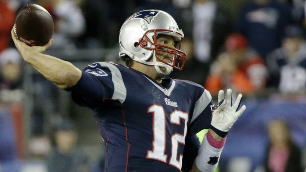 Brady se prepara para lanzar el ovoide en un juego de New England