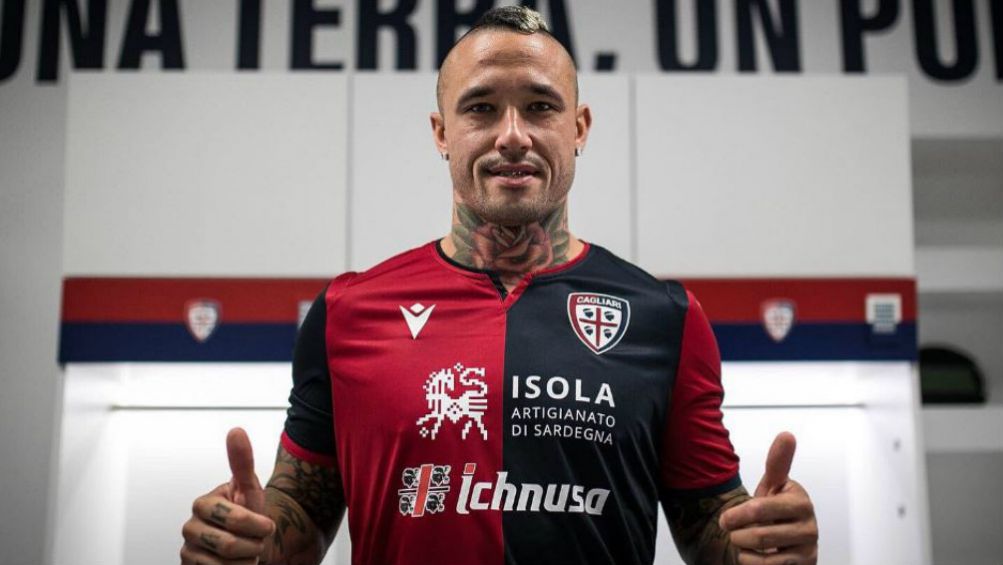 Radja Nainggola posa con el jersey del Cagliari 