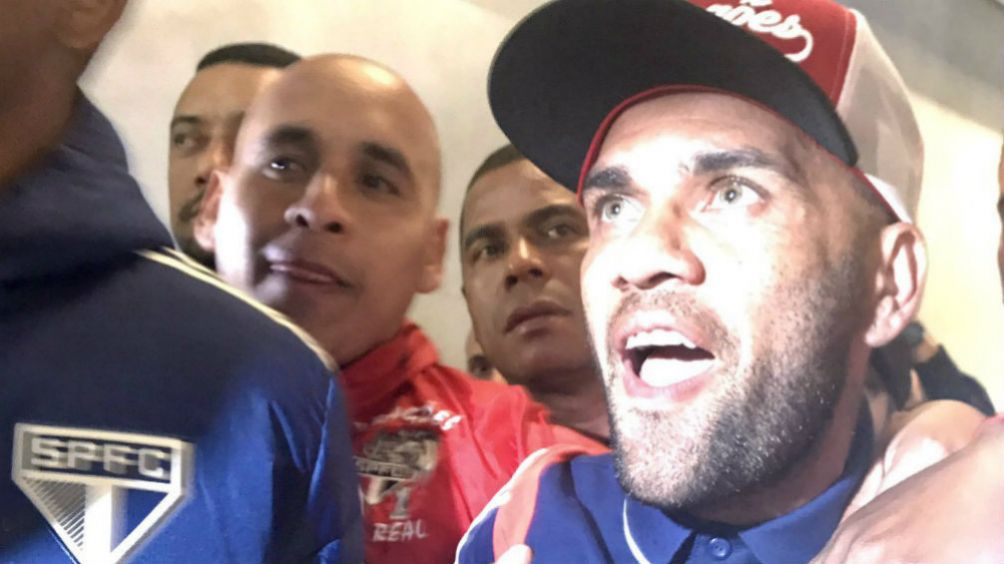 Dani Alves incrédulo por la recepción de la gente en  São Paulo