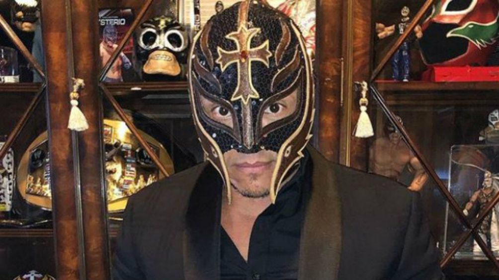 Rey Mysterio posa una foto para sus redes sociales