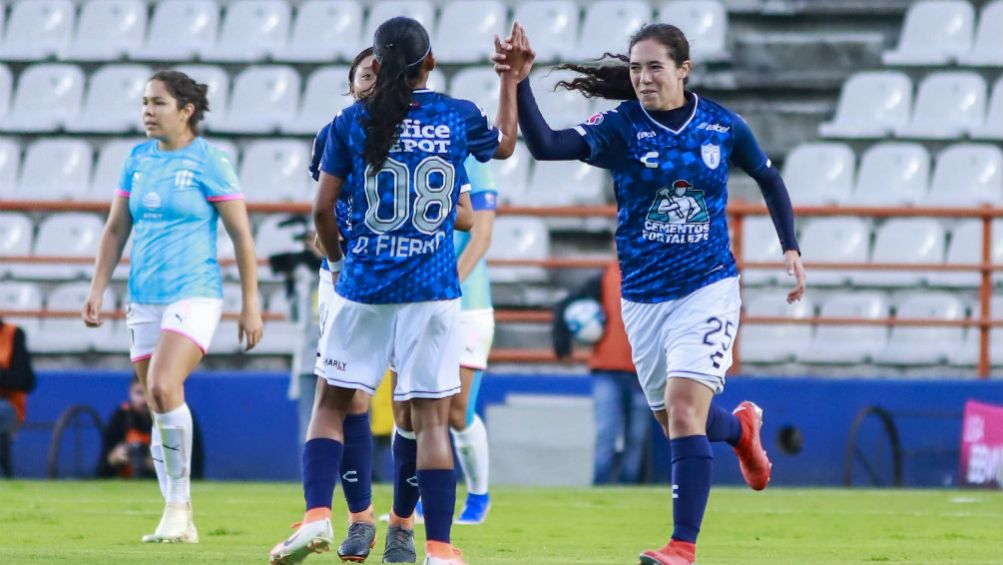 Ana López festeja con sus compañeras su gol vs Rayadas