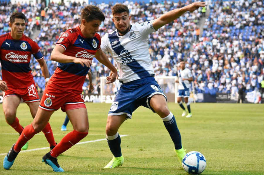 Lucas Cavallini lucha por la esférica en el duelo contra Chivas