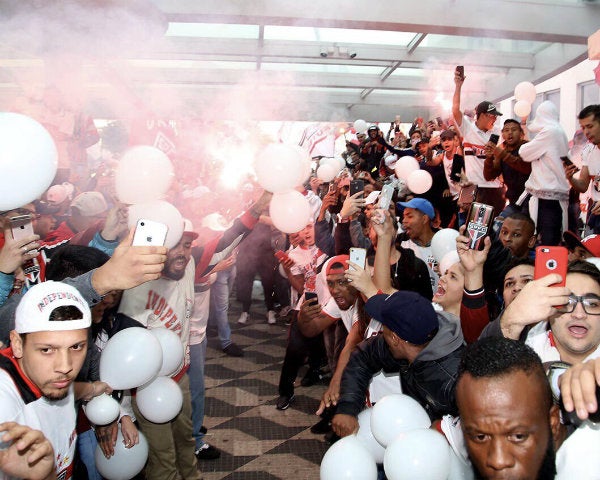 Cientos de aficionados de São Paulo a la espera de la llegada de Dani Alves