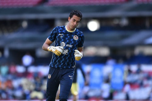 Jiménez en pleno calentamiento previo a un partido con América