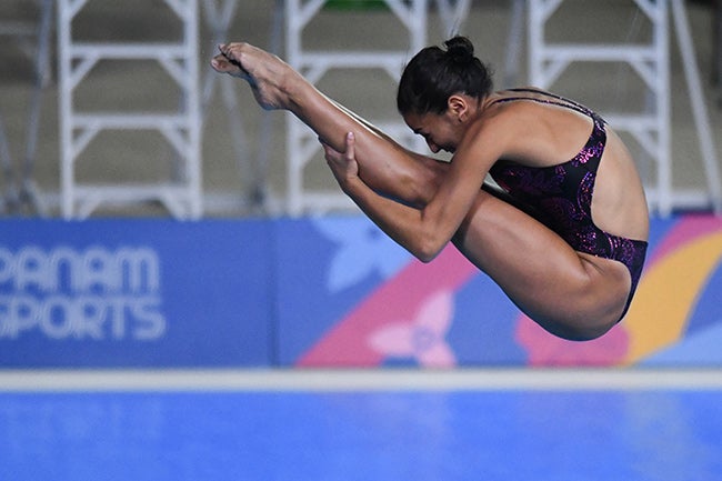 Espinosa gira en el aire durante un clavado