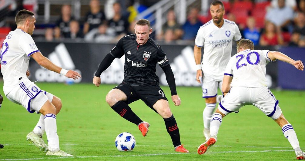 Rooney trata de dejar dos hombres en el camino