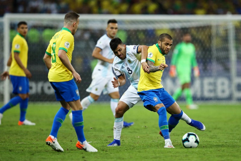 Dani Alves protege el balón en la Copa América 2019