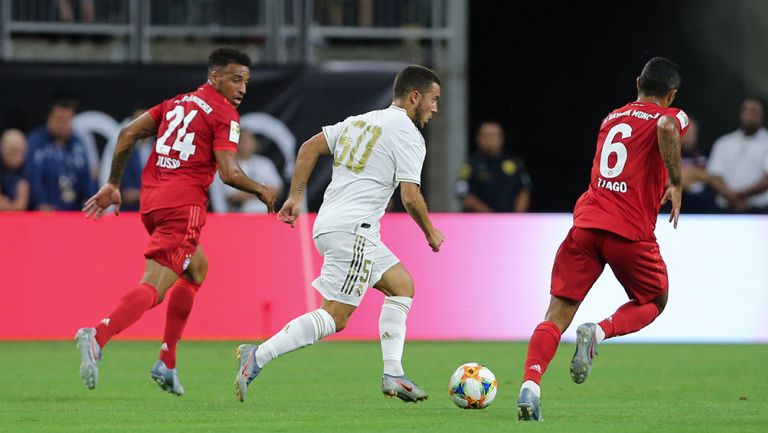 Eden Hazer conduce el balón en juego contra Bayern