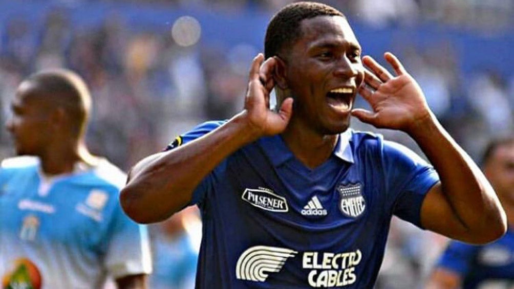 Brayan Angulo celebra una anotación con Emelec 