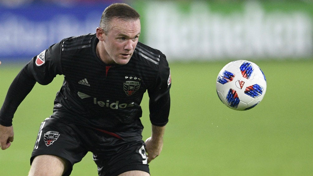 Wayne Rooney se prepara para controlar la redonda