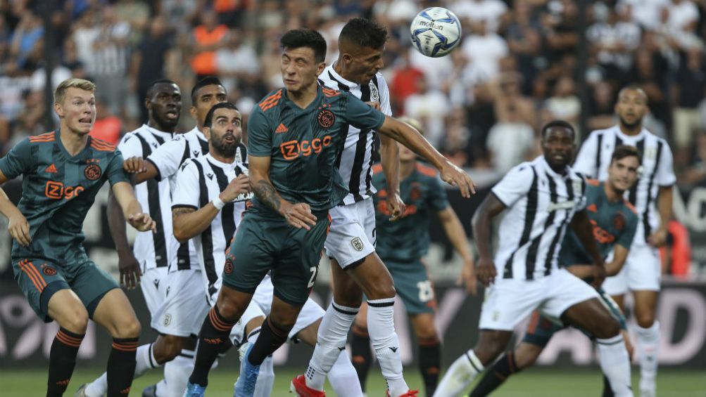 Acción del juego entre PAOK y Ajax en Champions League