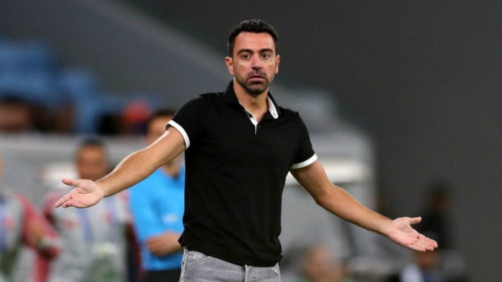 Xavi reclama una jugada durante el juego de sus pupilos