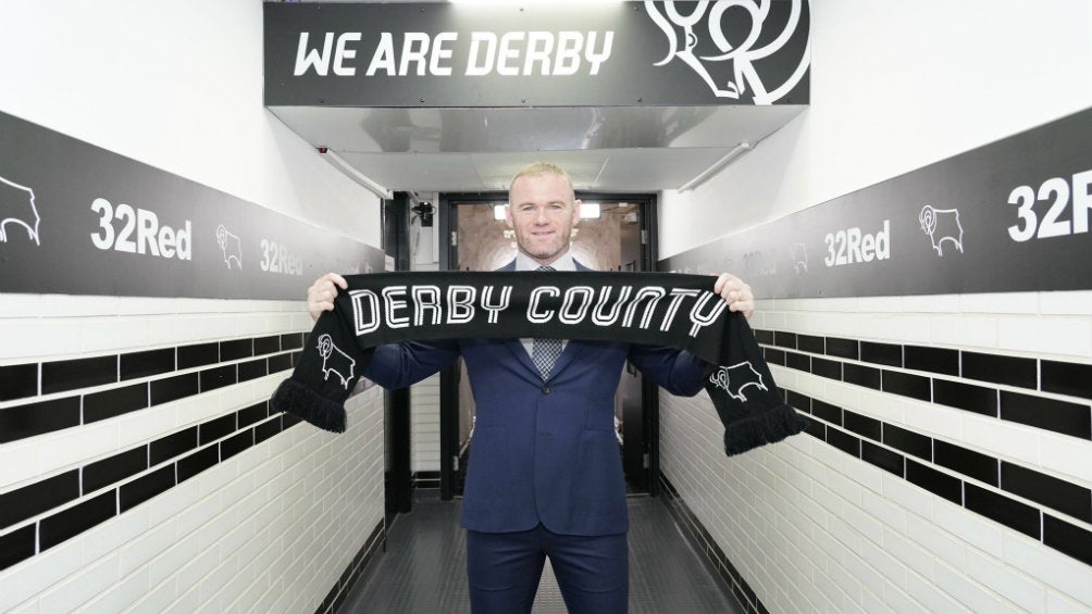 Wayne Rooney posando como jugador del Derby County