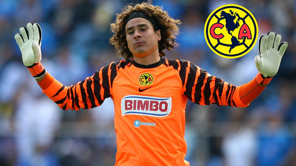 Guillermo Ochoa en un partido con América