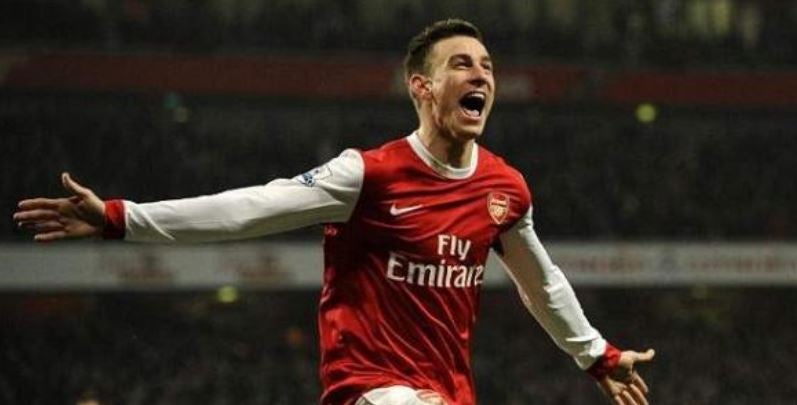 Laurent Koscielny celebra una anotación con el Arsenal