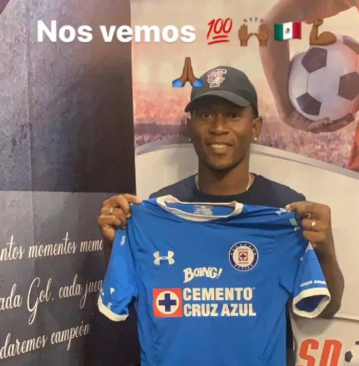 Angulo posa con la camiseta de Cruz Azul 