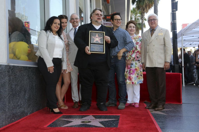 Guillermo del Toro posa con su estrella en Hollywood