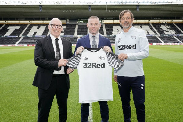 Wayne Ronney en su presentación como jugador del Derby County