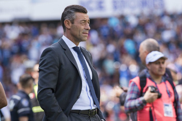 Caixinha observa el partido de Cruz Azul