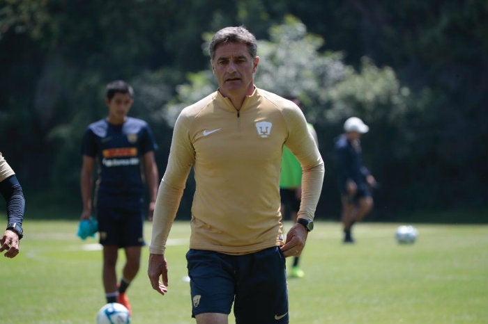 Míchel, en un entrenamiento de Pumas