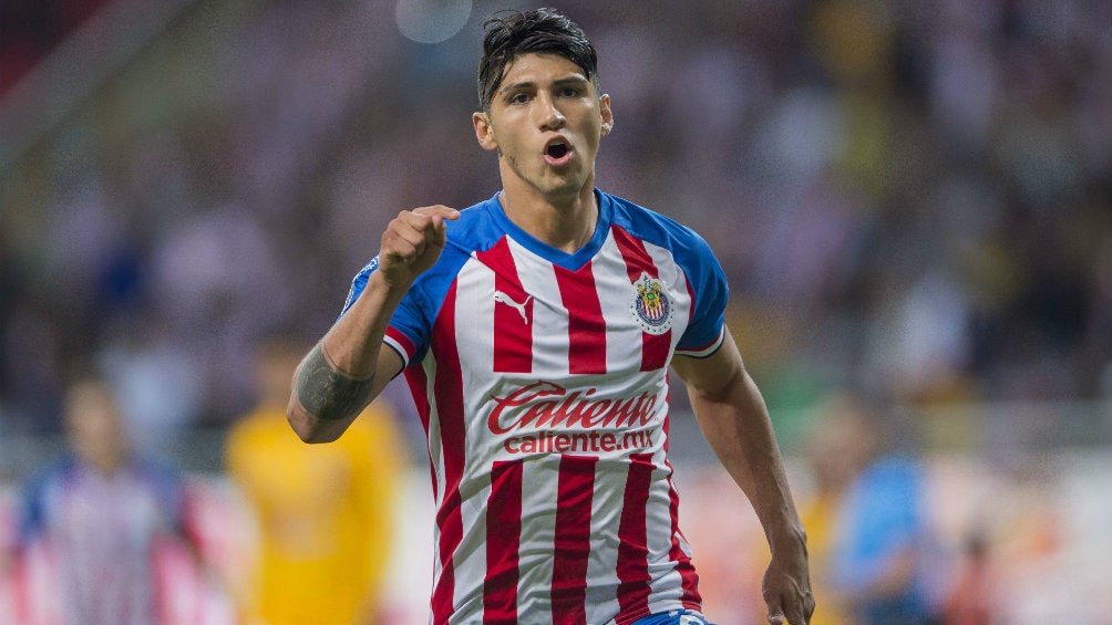 Alan Pulido celebra una anotación frente a Tigres 