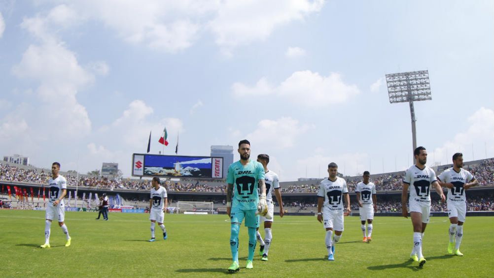 Jugadores de Pumas tras un partido en CU