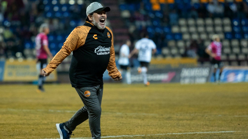 Diego Armando Maradona celebra un gol con Dorados